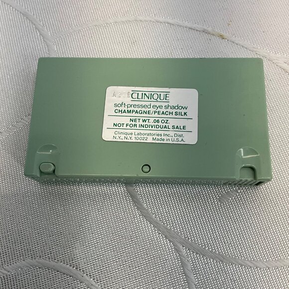 Clinique Soft-Pressed Eye Shadow Champagne/Peach Silk .06 Oz Green Compact‎ - Picture 2 of 2